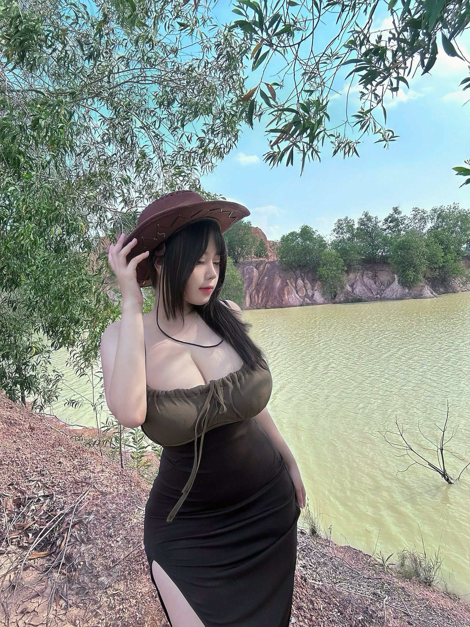 Chán soạn giáo án chơi game, hot girl hóa nữ cao bồi nóng bỏng, gợi cảm- Ảnh 6.