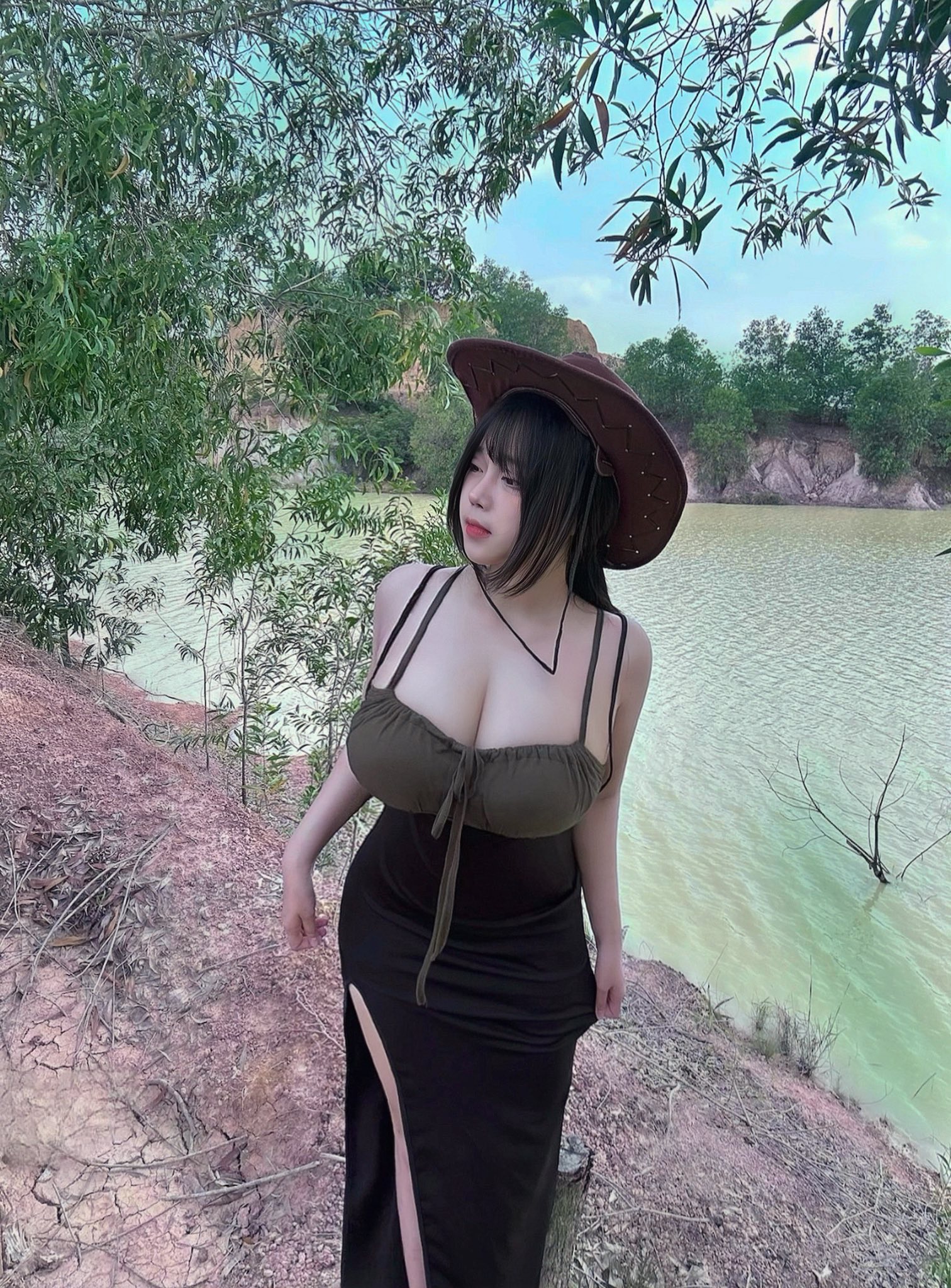 Chán soạn giáo án chơi game, hot girl hóa nữ cao bồi nóng bỏng, gợi cảm- Ảnh 7.