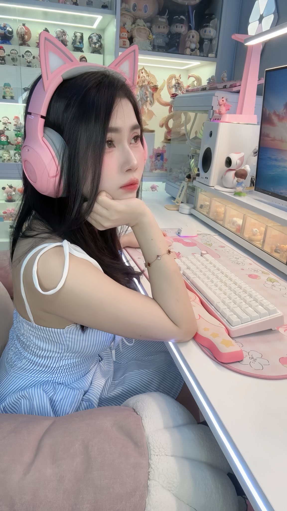 Hot girl khoe decor góc gaming đẳng cấp, Hot girl khoe decor góc gaming đẳng cấp,