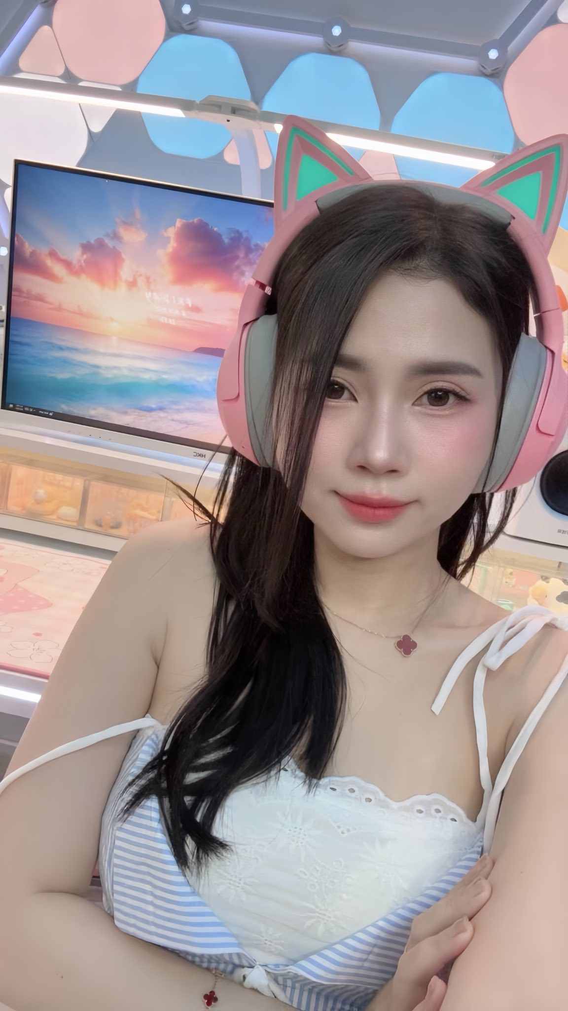 Hot girl khoe decor góc gaming đẳng cấp, Hot girl khoe decor góc gaming đẳng cấp,