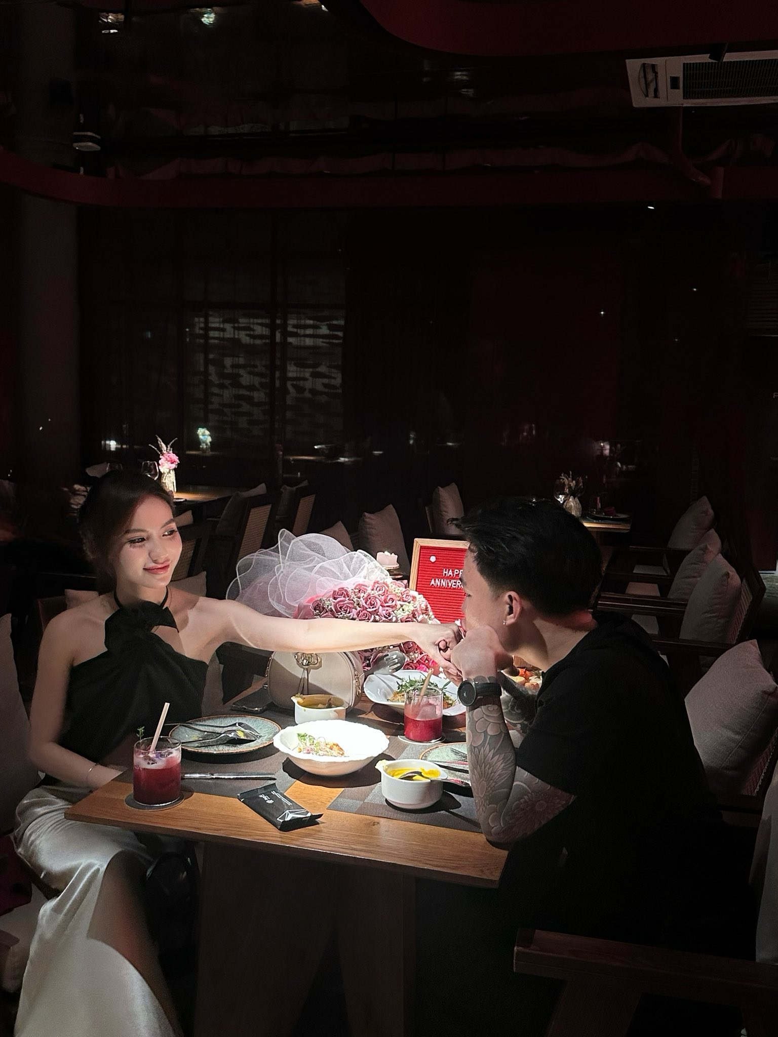 Nam tuyển thủ bị phá bĩnh khi đang khoe cảnh tình tứ với bạn gái, danh tính 