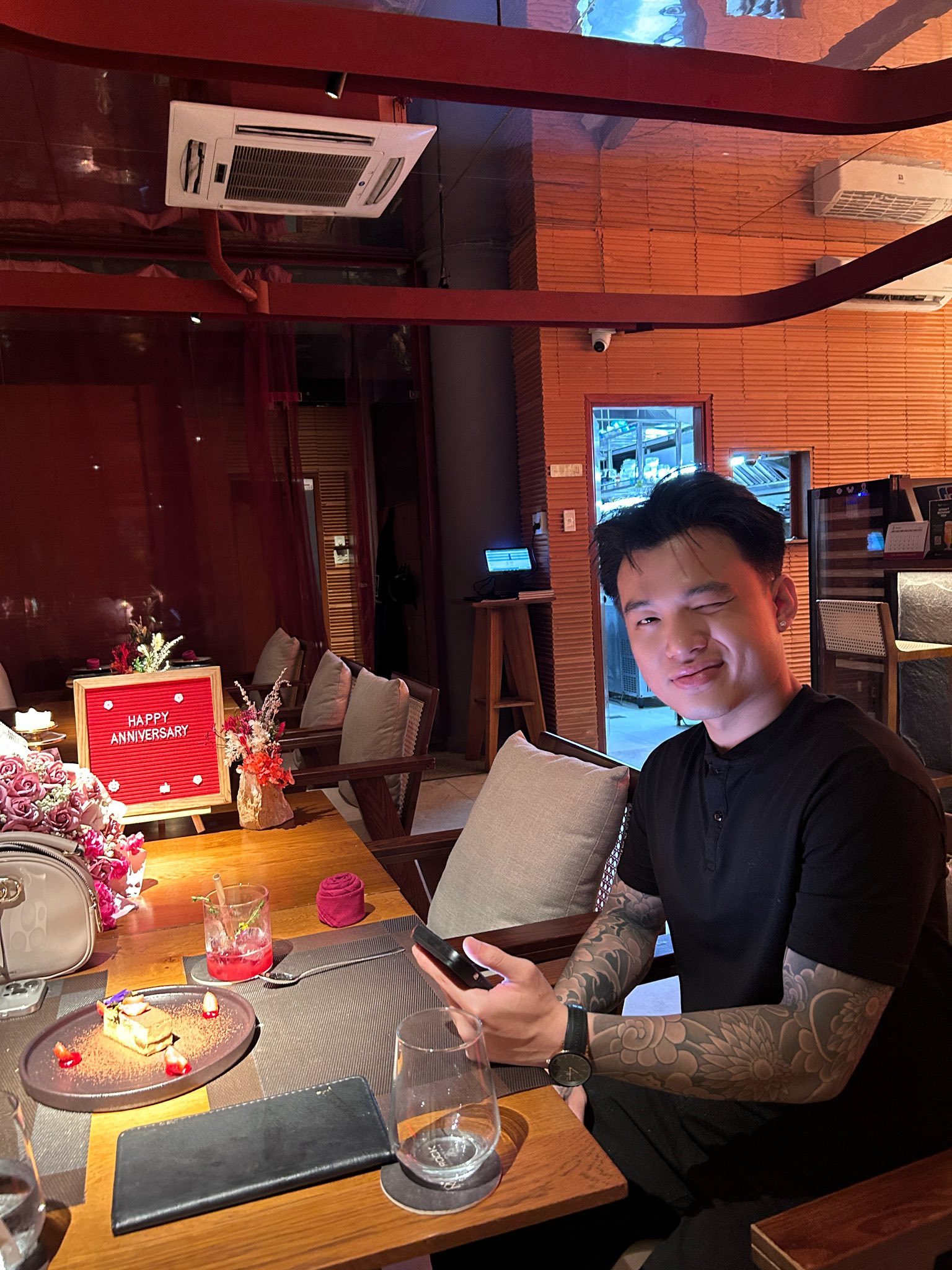 Nam tuyển thủ bị phá bĩnh khi đang khoe cảnh tình tứ với bạn gái, danh tính 