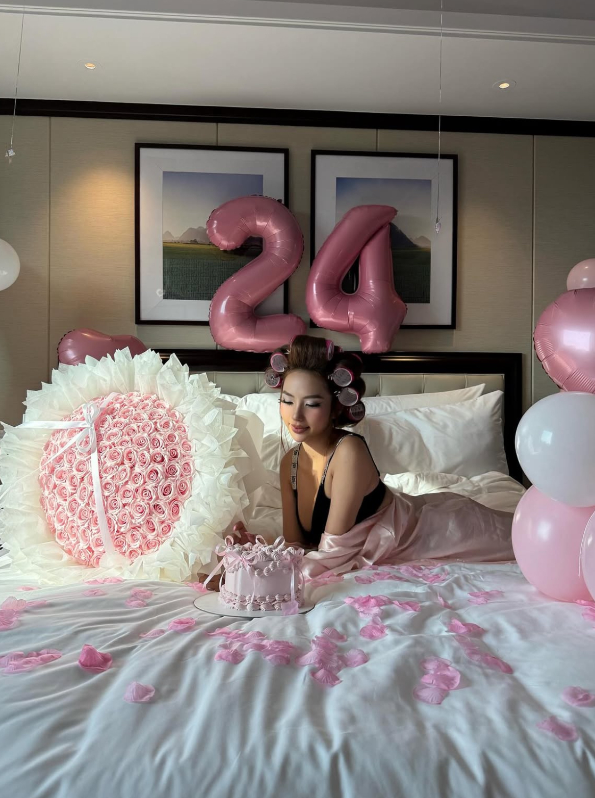 Bạn thân Xuân Ca khoe loạt ảnh nóng bỏng đón tuổi mới, fan 