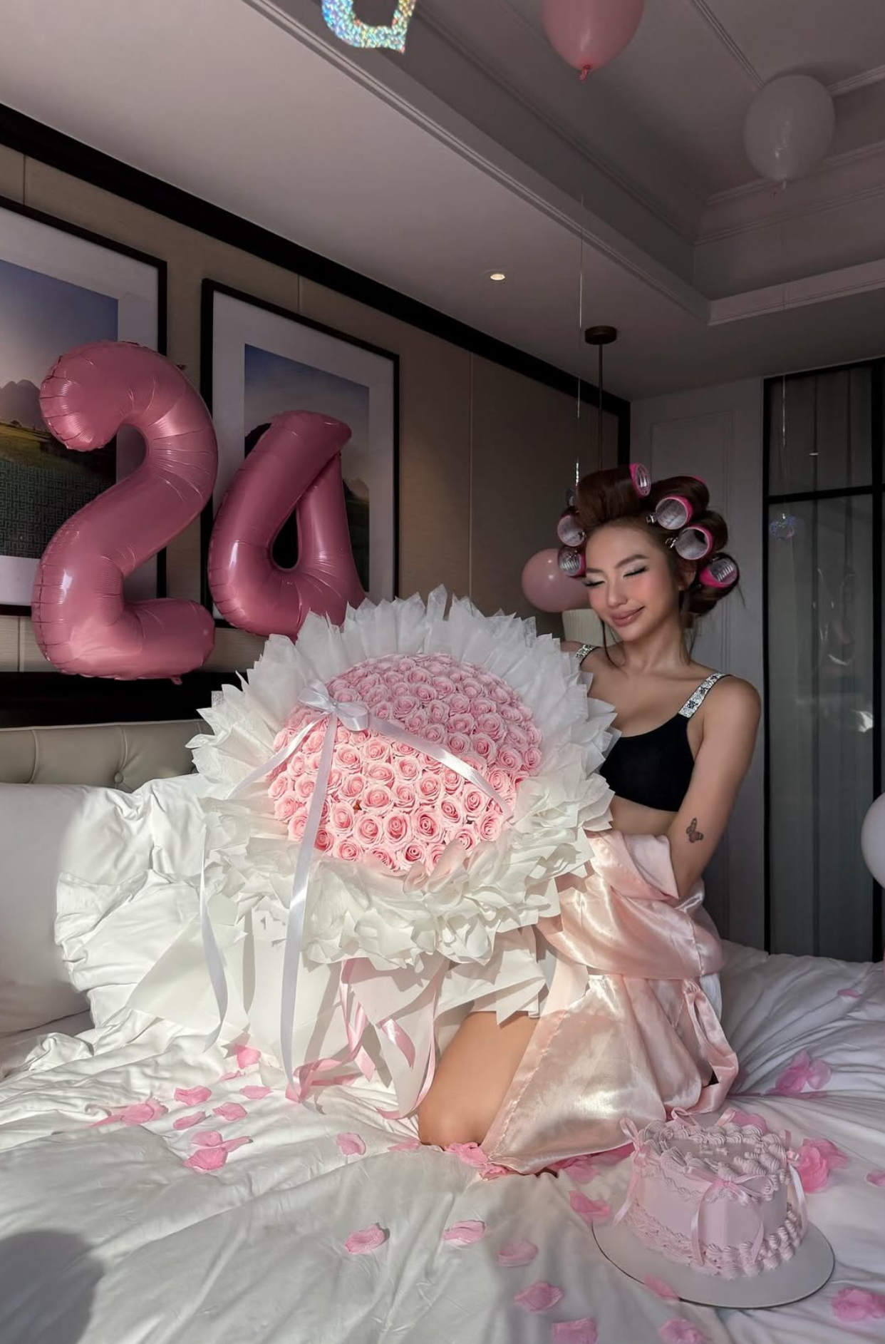 Bạn thân Xuân Ca khoe loạt ảnh nóng bỏng đón tuổi mới, fan 