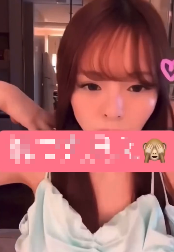 Vô tình lọt vào camera, chiếc gương phản chủ khiến hot girl hối hận- Ảnh 1.