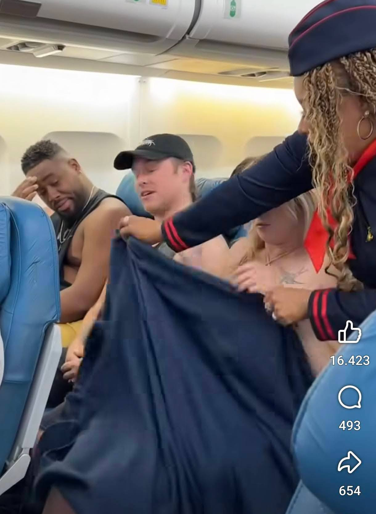 Đi máy bay gái xinh diện đồ táo bạo Đi máy bay gái xinh diện đồ táo bạo