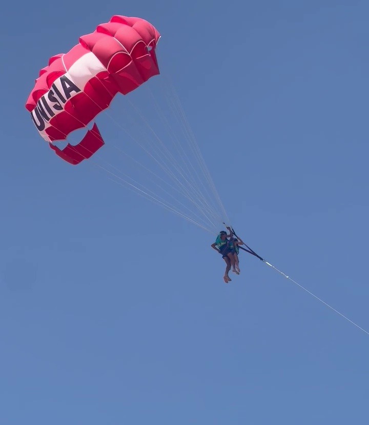 Chơi dù lượn, người phụ nữ 52 tuổi bị thanh niên 20 tuổi tấn công tình dục ở độ cao 30 mét- Ảnh 1.