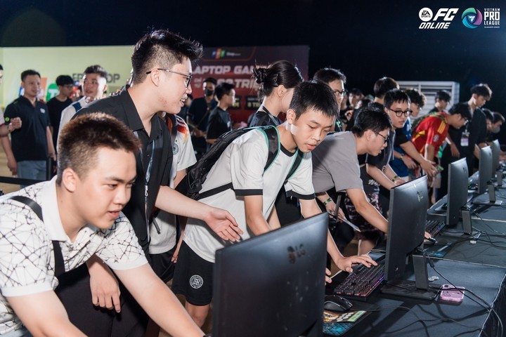 CHUNG KẾT FVPL SUMMER 2025: BỐN ĐỘI TRANH TÀI - KHÁN GIẢ CUỒNG NHIỆT CÙNG FC ONLINE!