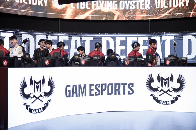 BLV Hoàng Luân bất ngờ 