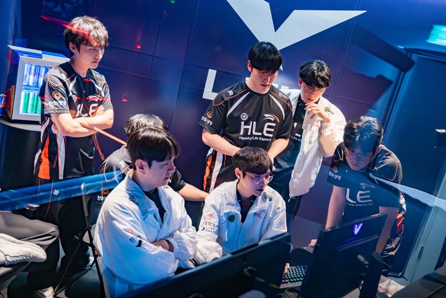 HLE lập tiếp một thành tích HLE lập tiếp một thành tích