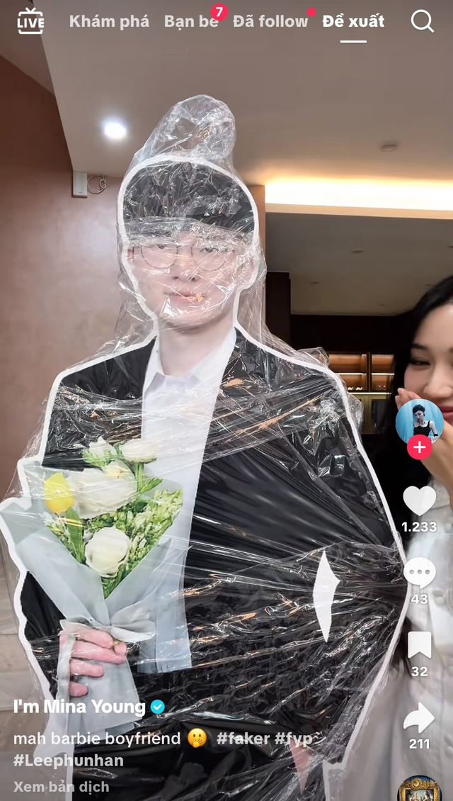 Cô tự ý in standee của Faker và còn ghép với thân thể của người khác