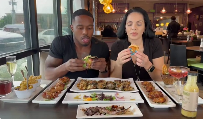 Đang livestream ngồi ăn, nữ người mẫu bất ngờ bị xe tông khiến vô số khán giả hoảng hốt- Ảnh 1. Đang livestream ngồi ăn, nữ người mẫu bất ngờ bị xe tông khiến vô số khán giả hoảng hốt- Ảnh 1.