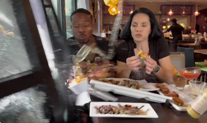 Đang livestream ngồi ăn, nữ người mẫu bất ngờ bị xe tông khiến vô số khán giả hoảng hốt- Ảnh 2. Đang livestream ngồi ăn, nữ người mẫu bất ngờ bị xe tông khiến vô số khán giả hoảng hốt- Ảnh 2.