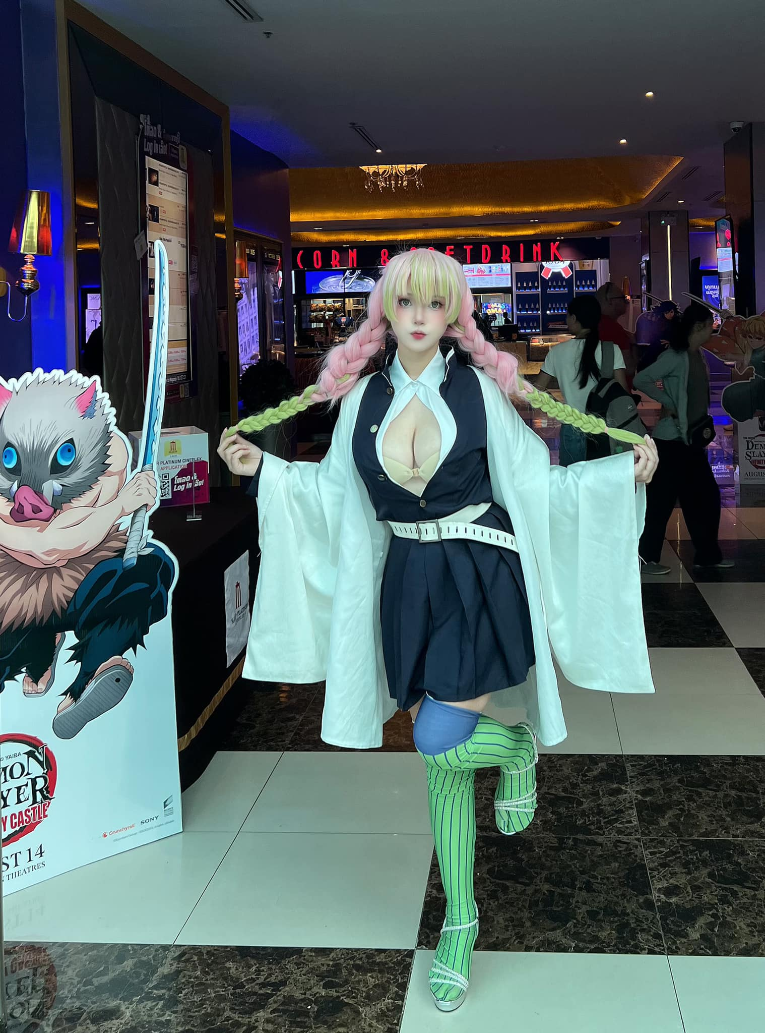 Cosplay ngay giữa trung tâm thương mại, hot girl trở thành tâm điểm chú ý của cộng đồng mạng- Ảnh 2. Cosplay ngay giữa trung tâm thương mại, hot girl trở thành tâm điểm chú ý của cộng đồng mạng- Ảnh 2.