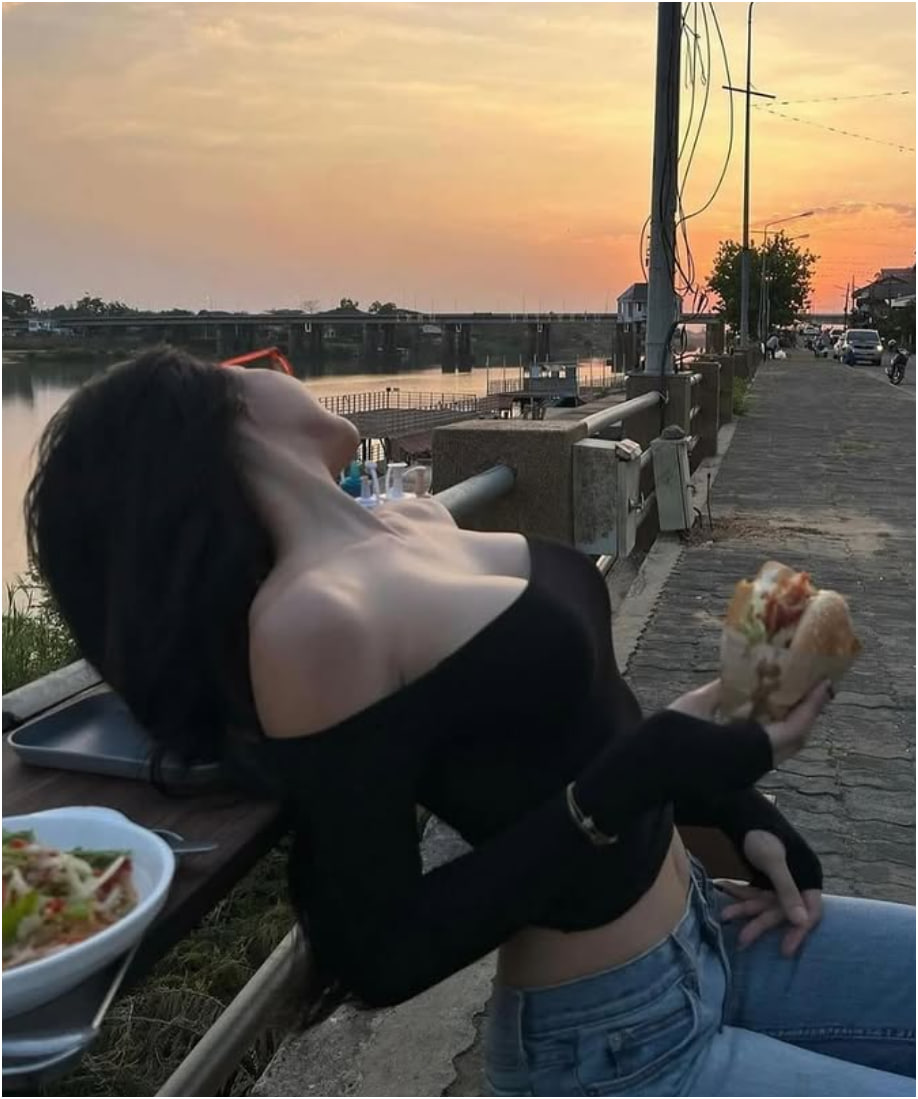 Cùng check-in với bầu trời, hai gái xinh khơi mào 