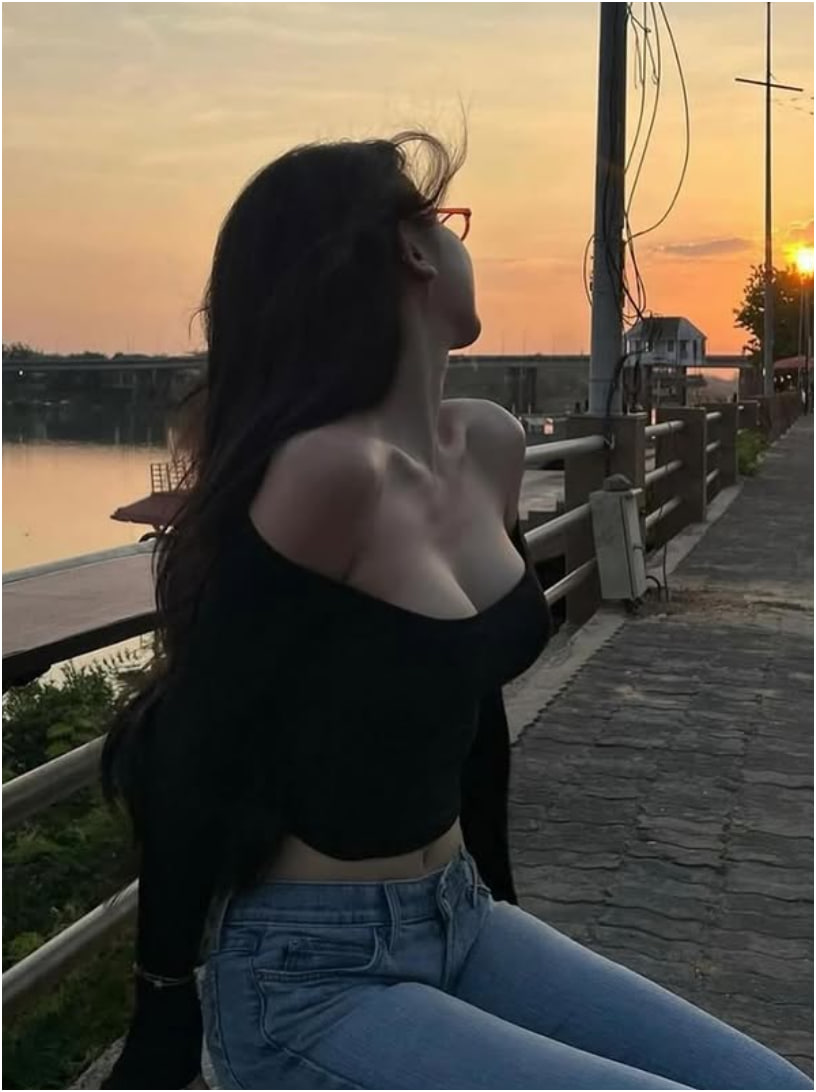 Cùng check-in với bầu trời, hai gái xinh khơi mào 