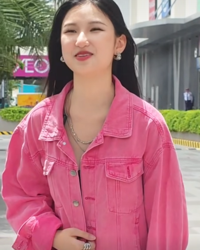 Nàng Mơ đơ mặt vì chiếc áo Nàng Mơ đơ mặt vì chiếc áo