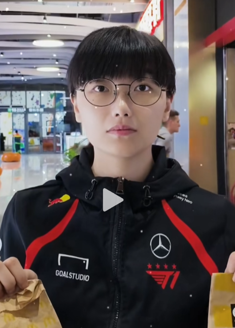 Thay đồ gợi cảm trên livestream, hot girl 