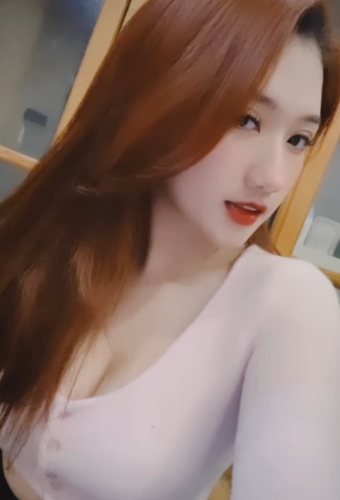 Không chỉ rạng rỡ trên sóng truyền hình, nhan sắc đời thường của nữ MC còn gây Không chỉ rạng rỡ trên sóng truyền hình, nhan sắc đời thường của nữ MC còn gây