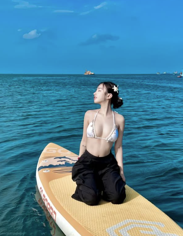 Fan cứng soi loạt hình ảnh nóng bỏng của Fan cứng soi loạt hình ảnh nóng bỏng của