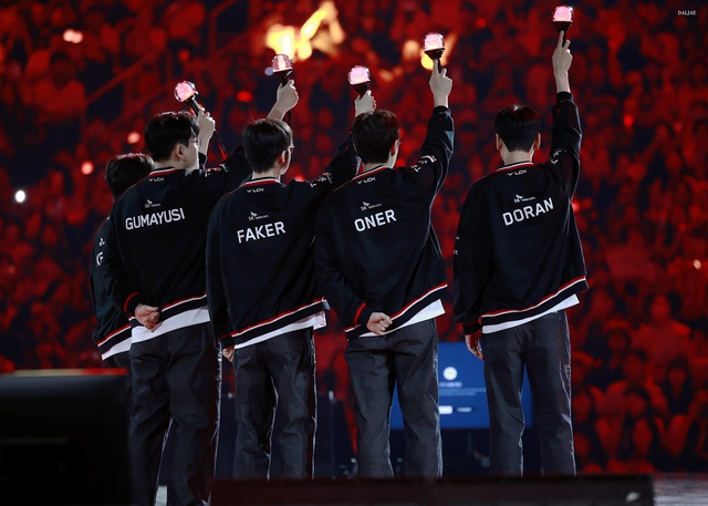 T1 lập cột mốc mới sau trận thắng HLE- Ảnh 2. T1 lập cột mốc mới sau trận thắng HLE- Ảnh 2.