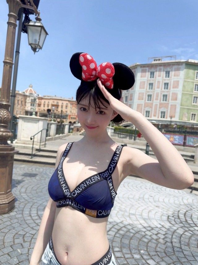 Diện đồ phản cảm tại khu vui chơi trẻ em, cô gái bị dân mạng chỉ trích: Từ 