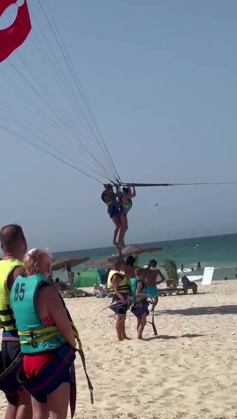 Chơi dù lượn, người phụ nữ 52 tuổi bị thanh niên 20 tuổi tấn công tình dục ở độ cao 30 mét- Ảnh 3.