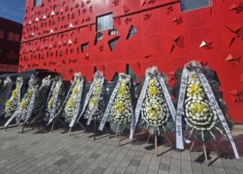 LMHT: Anti Gumayusi gửi vòng hoa tang số lượng lớn nhất từ trước đến nay đến trụ sở T1