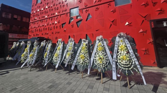 LMHT: Anti Gumayusi gửi vòng hoa tang số lượng lớn nhất từ trước đến nay đến trụ sở T1