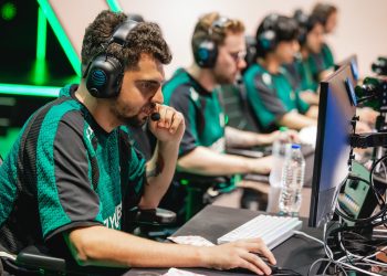 LMHT: FlyQuest Đăng Thông Điệp Đầy Ẩn Ý Nhưng Thực Tế Là Để Quảng Bá Bộ Sưu Tập Mới