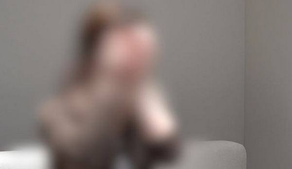 Cô gái trẻ bàng hoàng khi biết bạn trai quay lén clip riêng tư của mình để làm điều không thể tin nổi!- Ảnh 1.