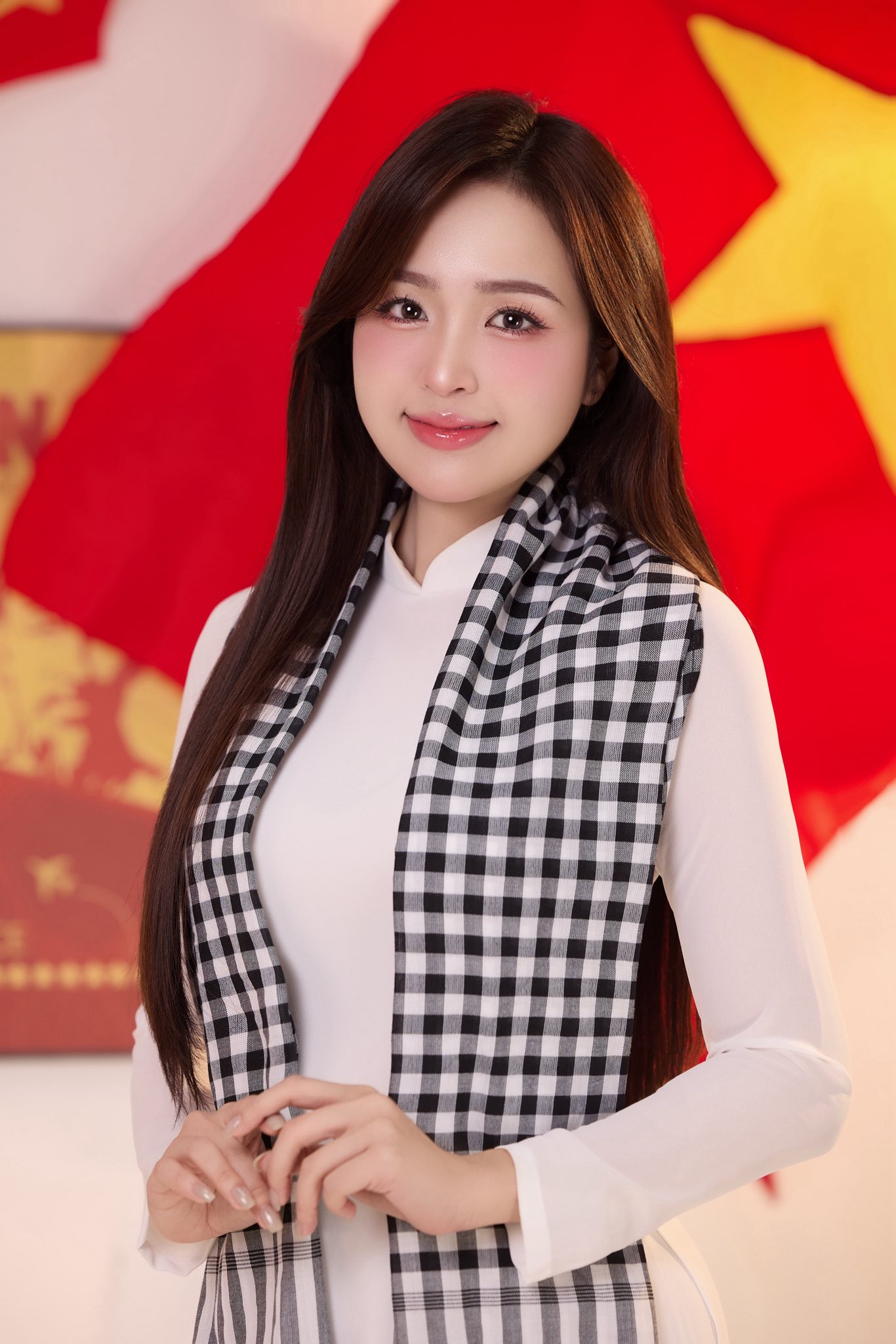 Lê Phương Anh gây bất ngờ: Diện áo dài, khoe nhan sắc đằm thắm- Ảnh 5.