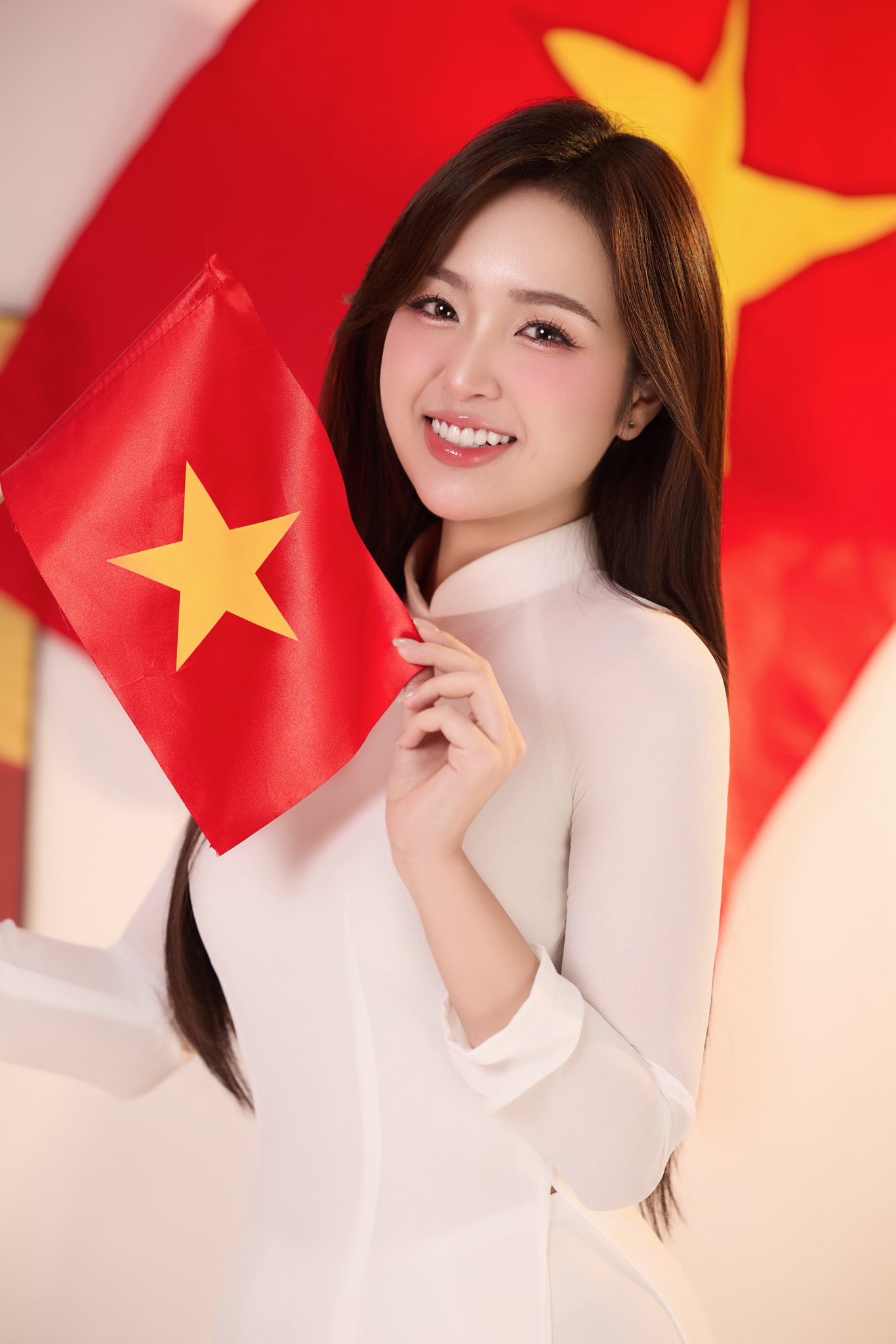 Lê Phương Anh gây bất ngờ: Diện áo dài, khoe nhan sắc đằm thắm- Ảnh 1.