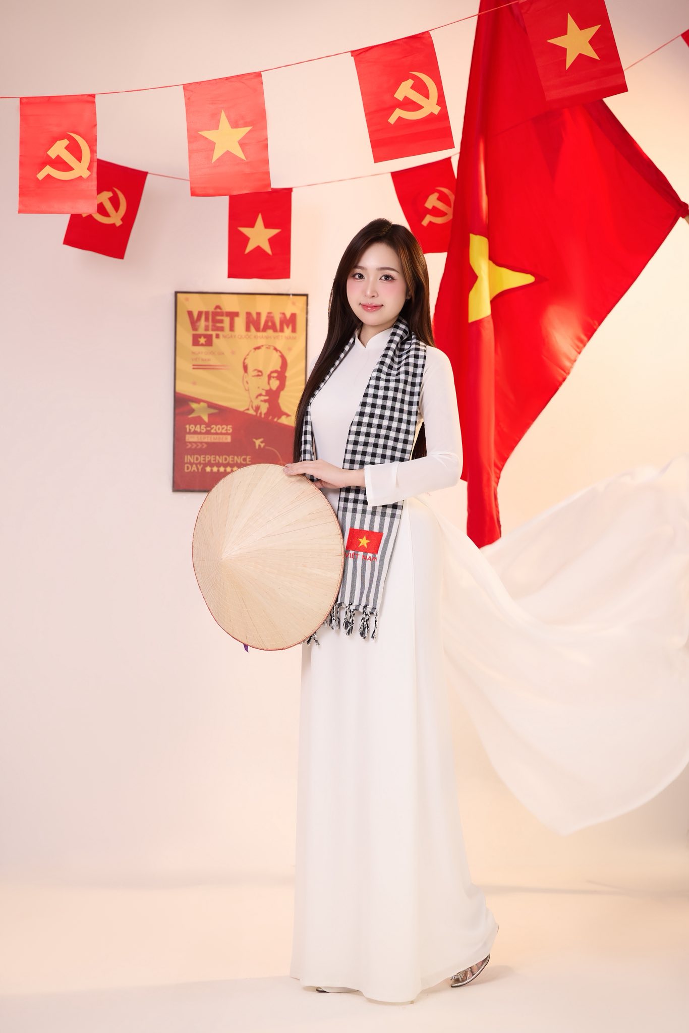 Lê Phương Anh gây bất ngờ: Diện áo dài, khoe nhan sắc đằm thắm- Ảnh 2.