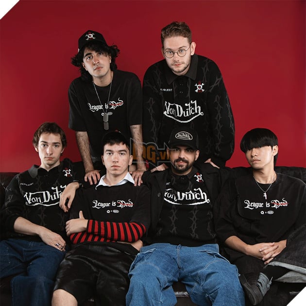 FlyQuest cùng với dòng trang phục 