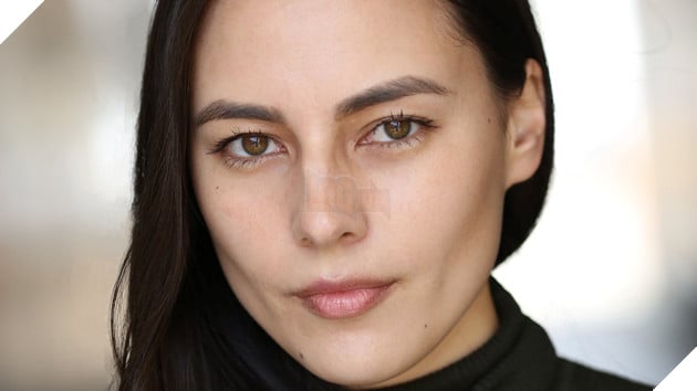 Game James Bond 007 First Light Chinh Thuc Chot Ngay Ra Mat Vao Thang 3 Nam Sau 3 Noemie Nakai thủ vai Miss Roth, một trong những nhân vật đồng hành với James Bond