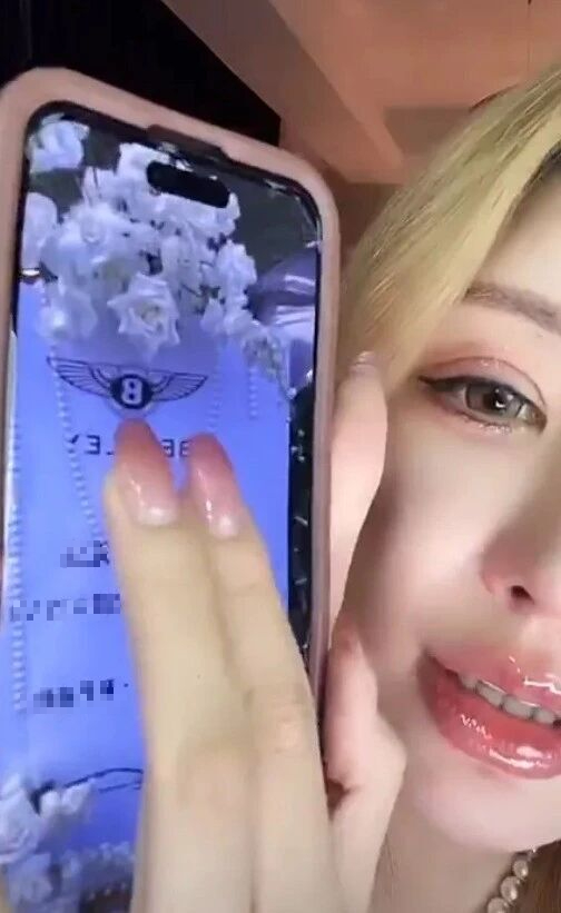 Nữ streamer nổi tiếng vạch trần màn 