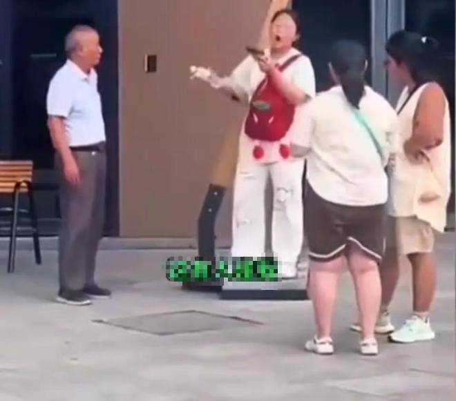 Giả vờ bị cụ ông 70 tuổi quấy rối để 