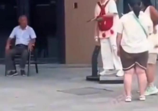 Giả vờ bị cụ ông 70 tuổi quấy rối để 