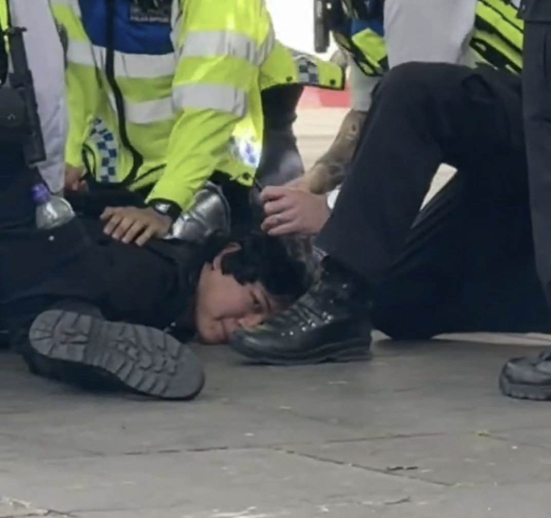 Cosplay nhân vật trong Resident Evil, nam thanh niên bị 