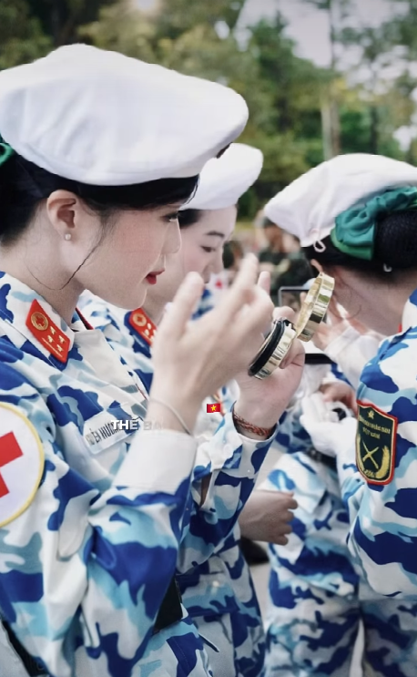 Cô gái Quân y hướng nội vẫn khiến CĐM khó lòng làm ngơ, thần thái cực cuốn hút!- Ảnh 5. Cô gái Quân y hướng nội vẫn khiến CĐM khó lòng làm ngơ, thần thái cực cuốn hút!- Ảnh 5.